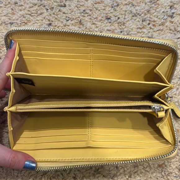 Coach full sized yellow leather wallet - Picture 2 of 3